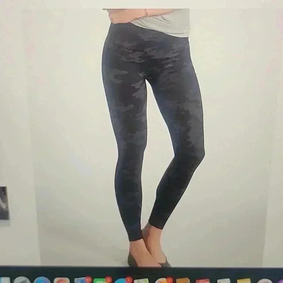 SPANX SEAMLESS CAMO LEGGINGS SIZE S - Picture 3 of 5